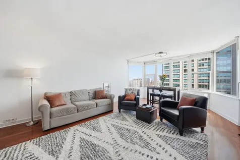 525 West Hawthorne Place Chicago IL 60657