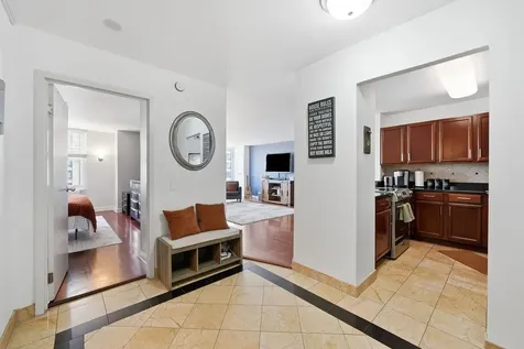 525 West Hawthorne Place Chicago IL 60657