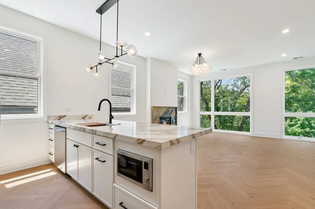 3329 North Whipple Street Chicago IL 60618