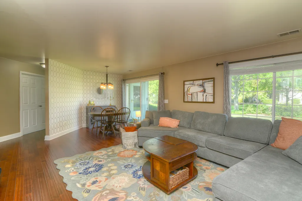 208 Winnsboro Court Schaumburg IL 60193