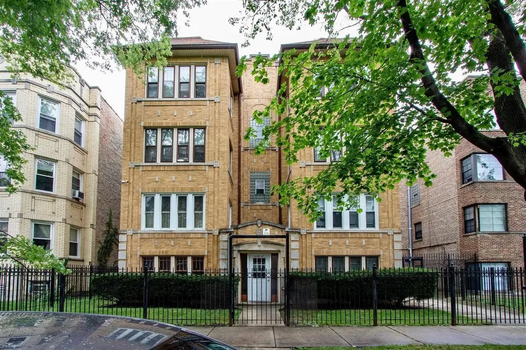 6307 North Mozart Street Chicago IL 60659