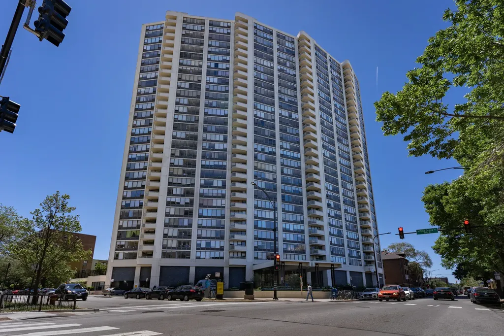 3930 North Pine Grove Avenue Chicago IL 60613