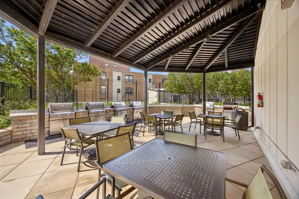 3930 North Pine Grove Avenue Chicago IL 60613