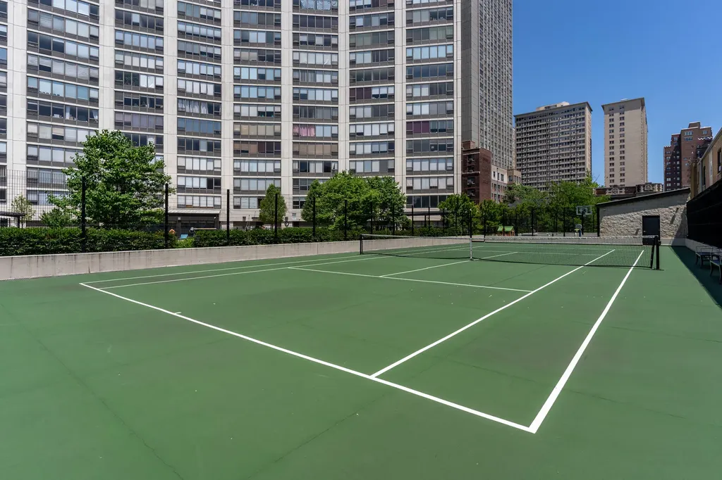 3930 North Pine Grove Avenue Chicago IL 60613