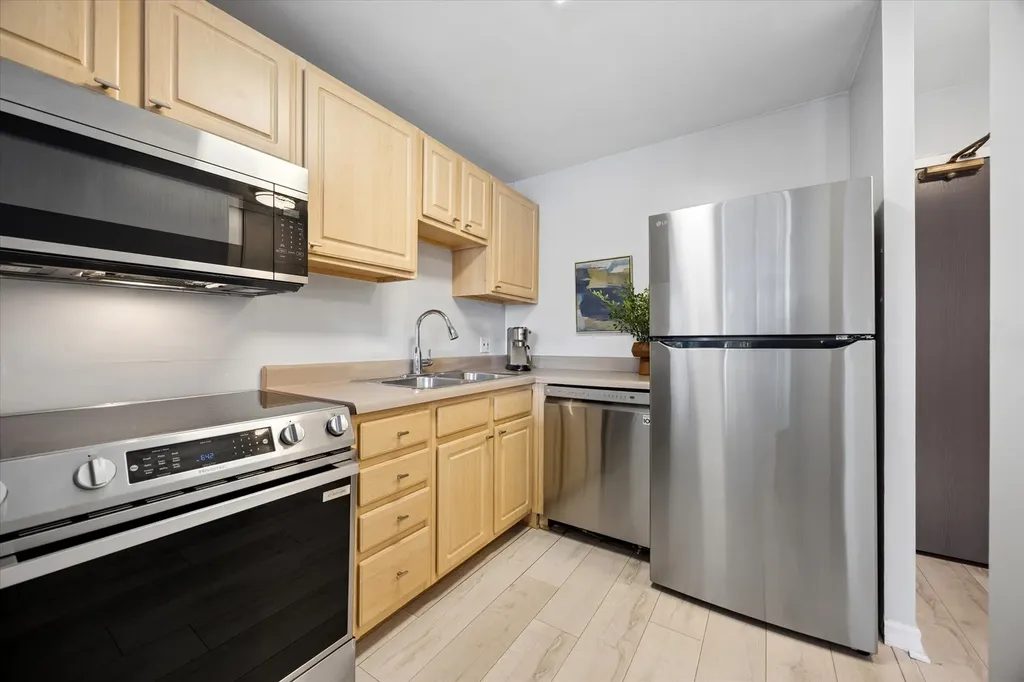 3930 North Pine Grove Avenue Chicago IL 60613