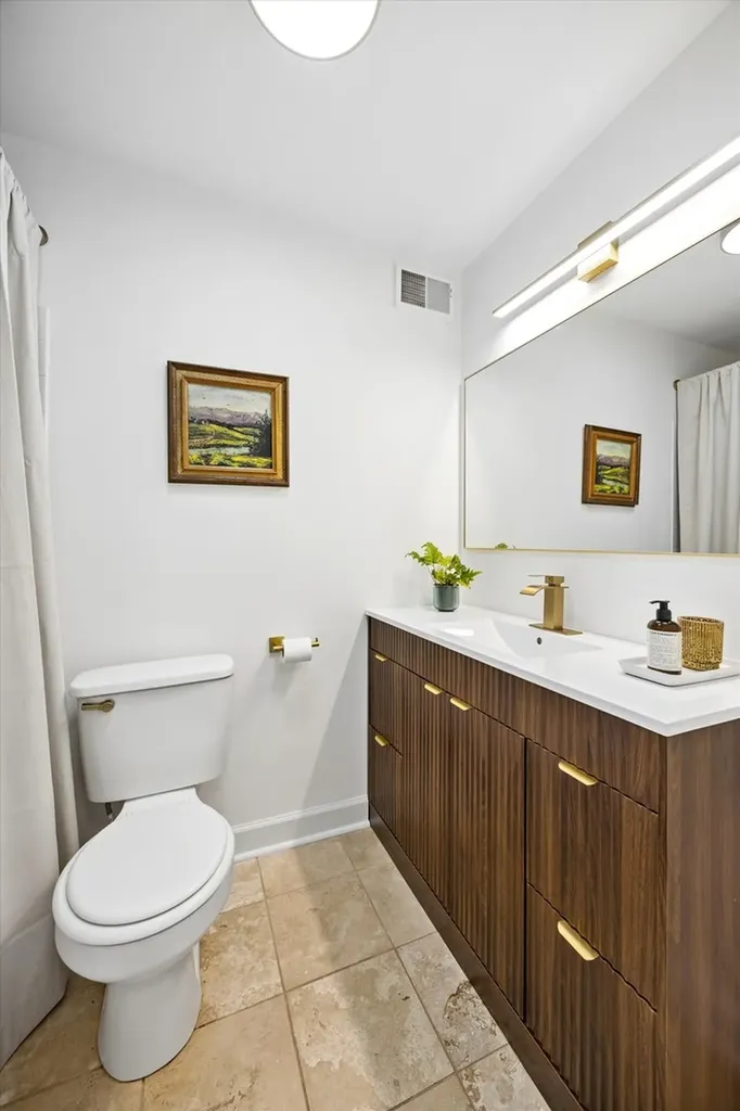 3930 North Pine Grove Avenue Chicago IL 60613