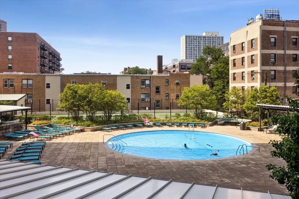 3930 North Pine Grove Avenue Chicago IL 60613