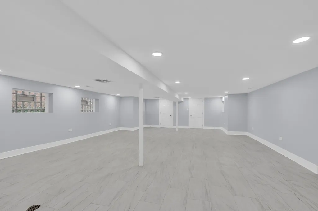2539 West Morse Avenue Chicago IL 60645
