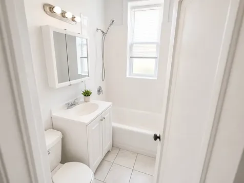 1635 West Morse Avenue Chicago IL 60626