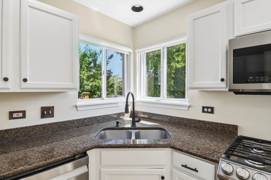 1322 Pennsbury Lane Aurora IL 60502