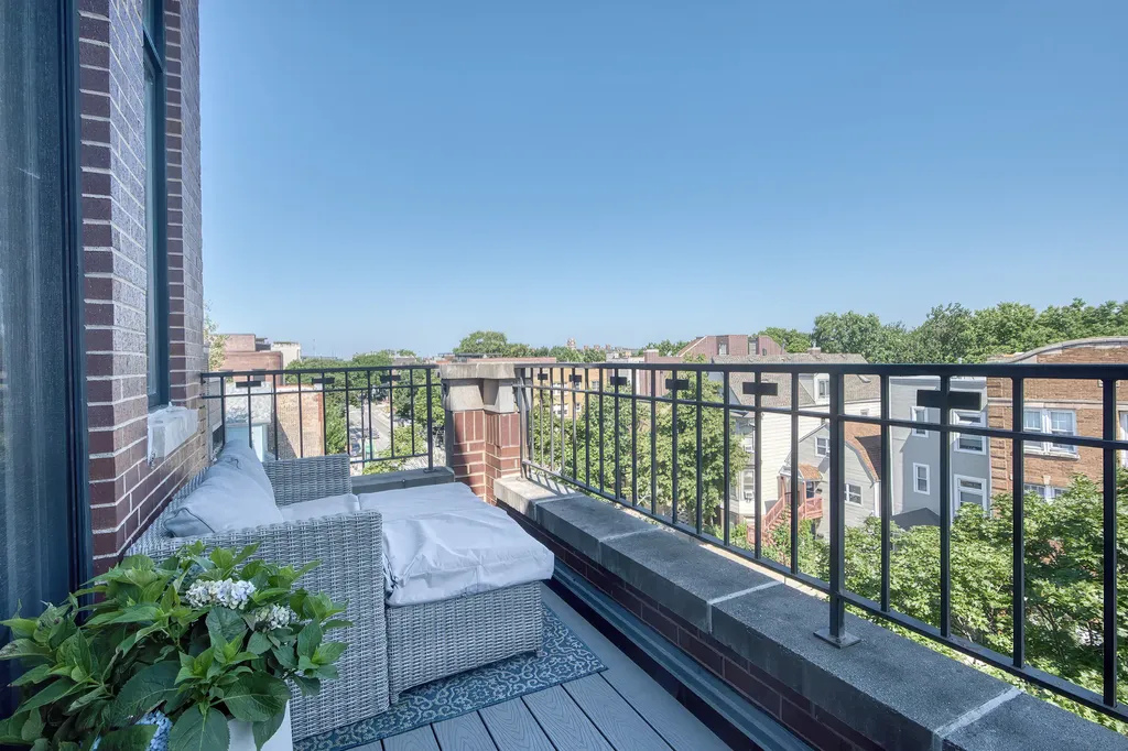 2211 West Roscoe Street Chicago IL 60618