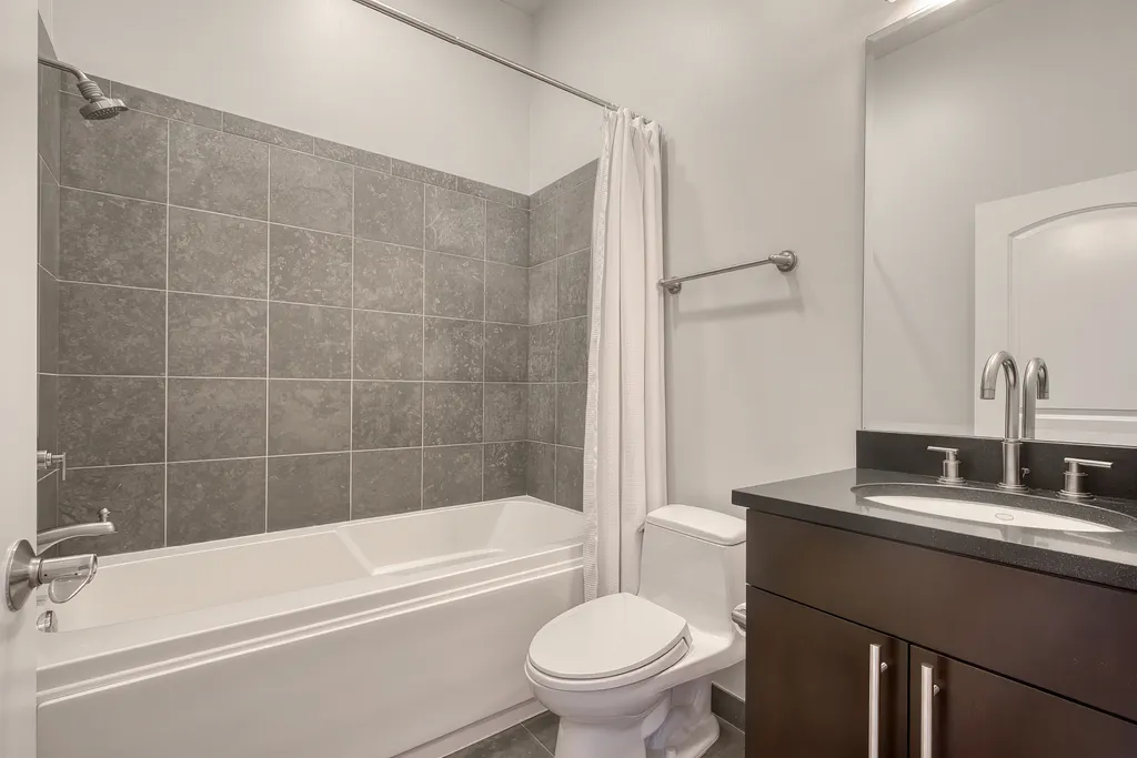 2211 West Roscoe Street Chicago IL 60618