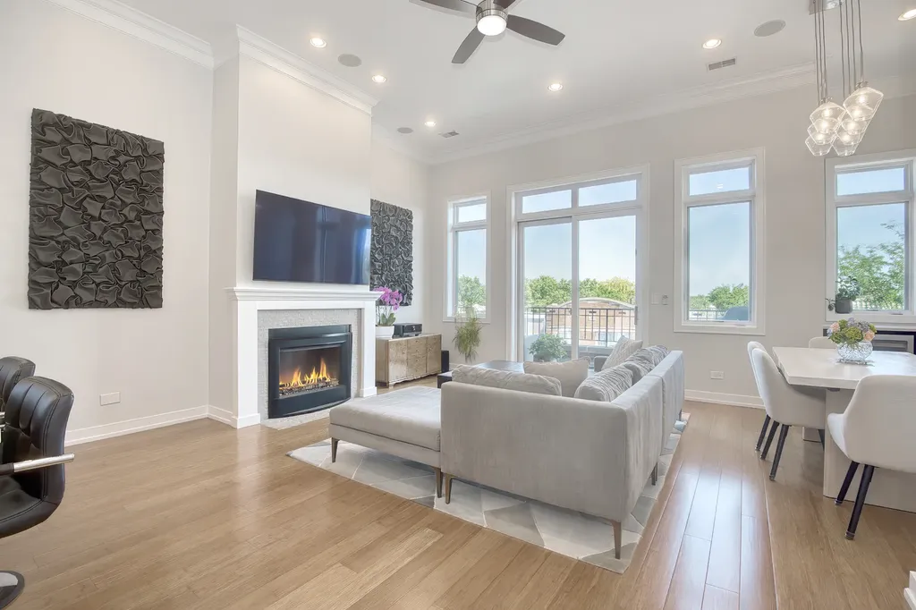 2211 West Roscoe Street Chicago IL 60618