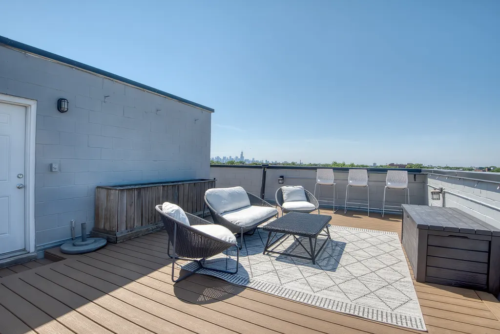 2211 West Roscoe Street Chicago IL 60618