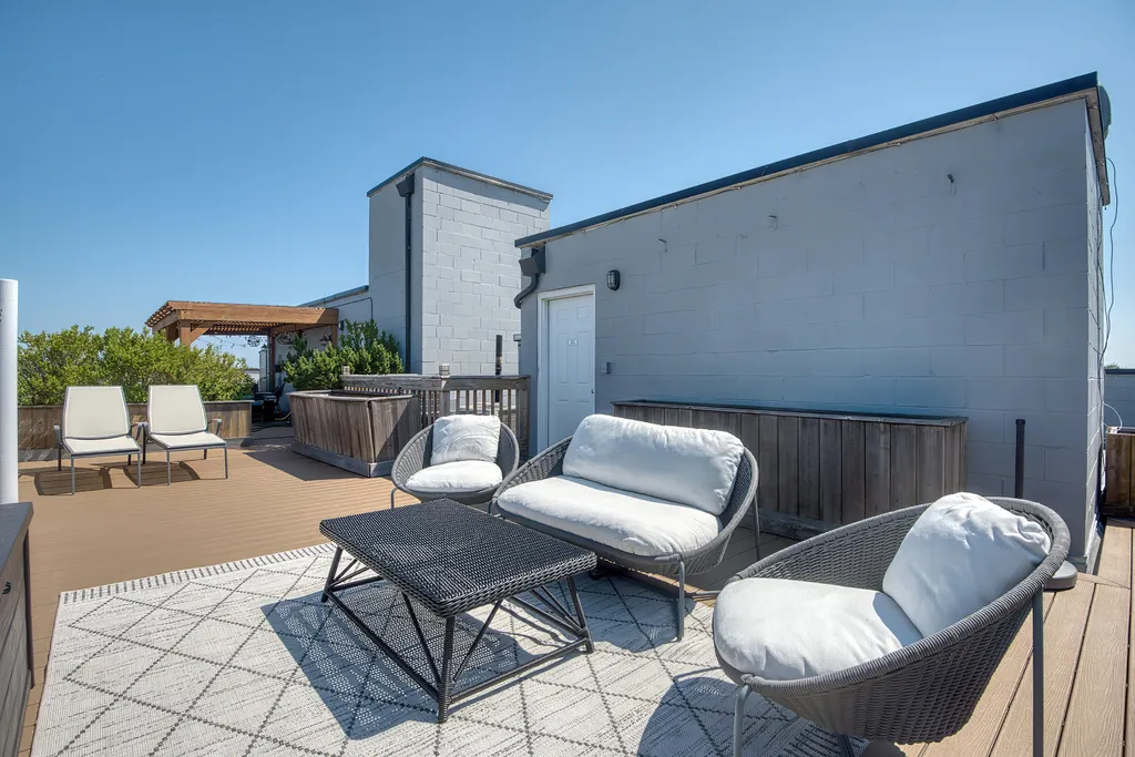 2211 West Roscoe Street Chicago IL 60618