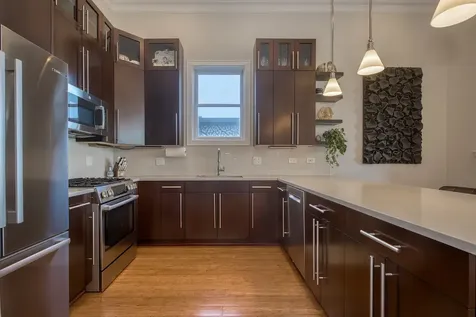2211 West Roscoe Street Chicago IL 60618