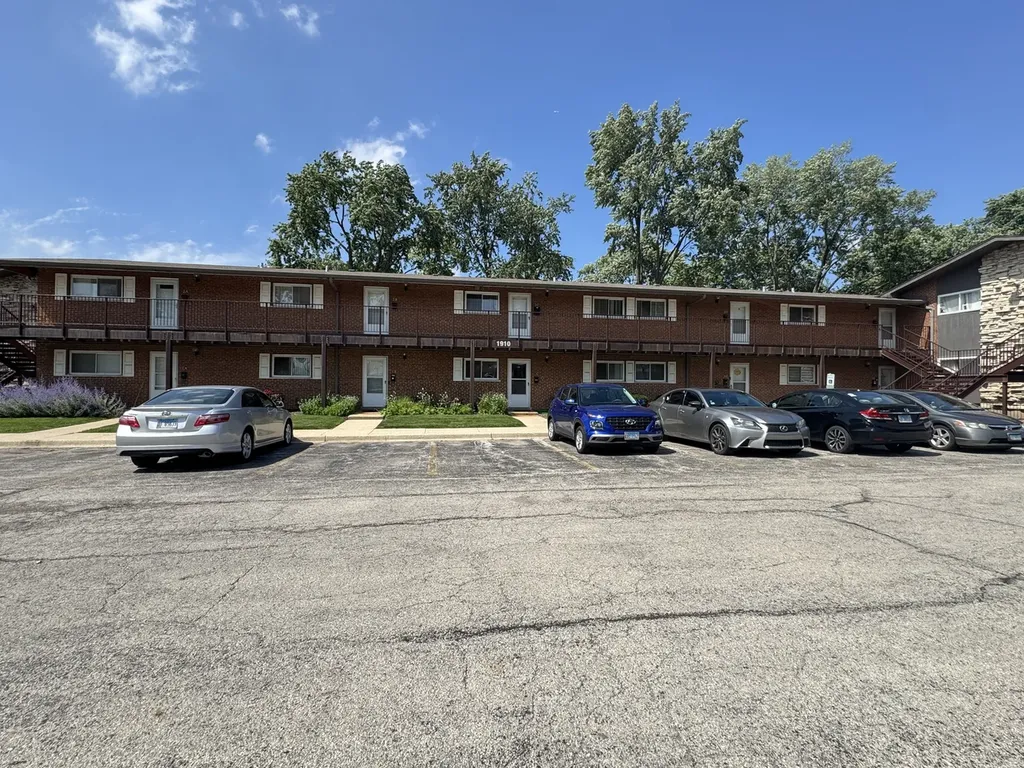 1910 West Hatherleigh Court Mount Prospect IL 60056