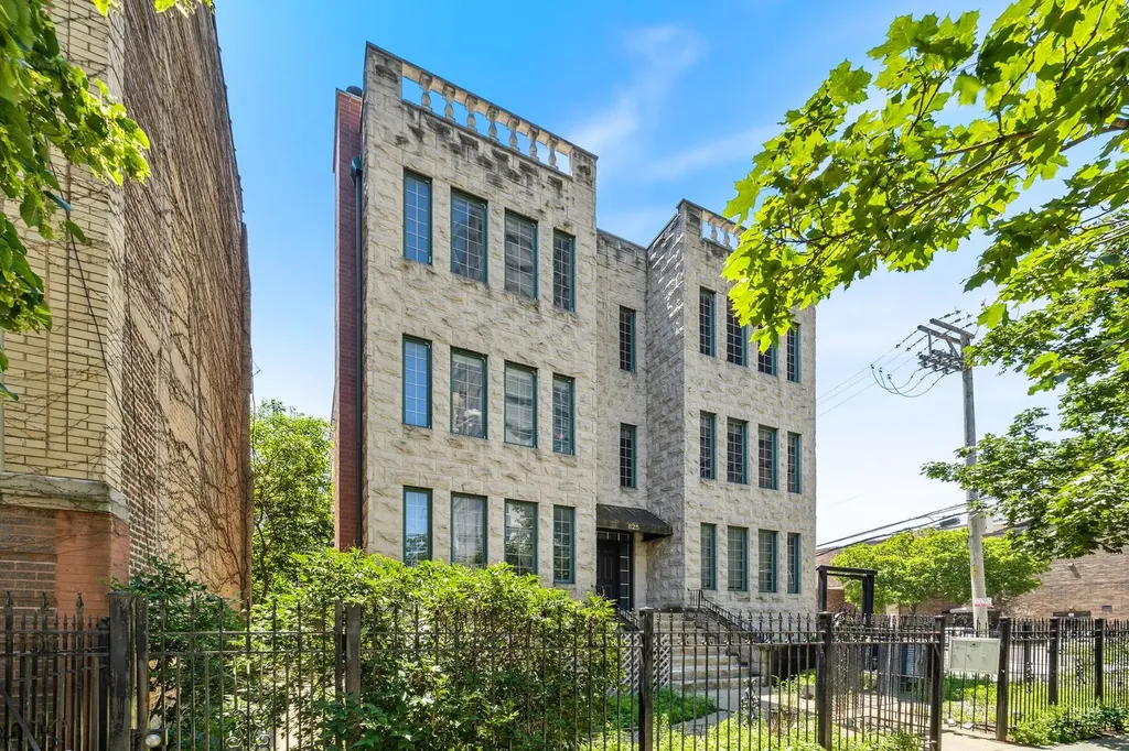 825 West Eastwood Avenue Chicago IL 60640