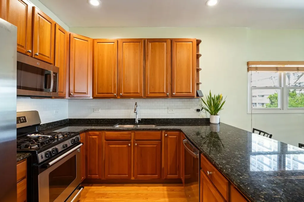 825 West Eastwood Avenue Chicago IL 60640