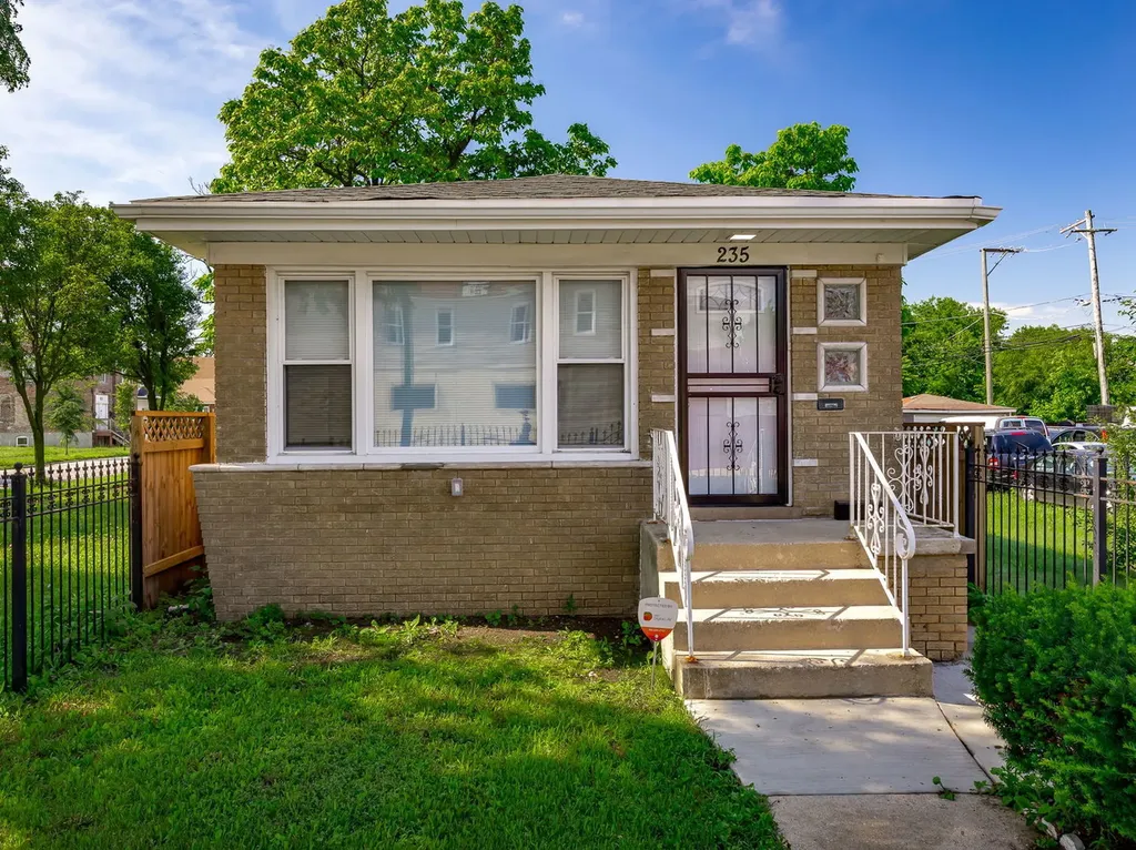 235 West 43rd Street Chicago IL 60609
