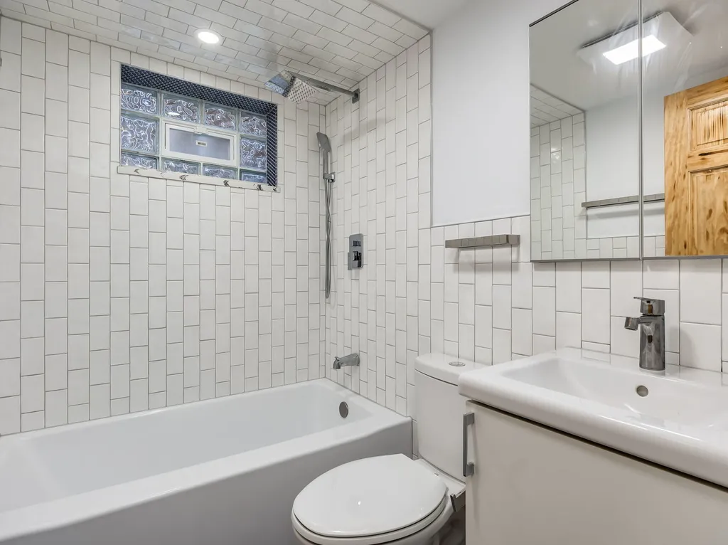 235 West 43rd Street Chicago IL 60609