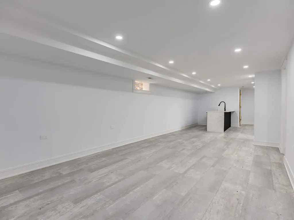 235 West 43rd Street Chicago IL 60609