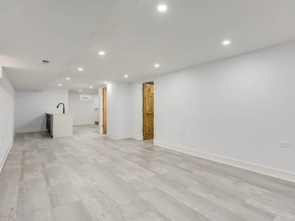 235 West 43rd Street Chicago IL 60609