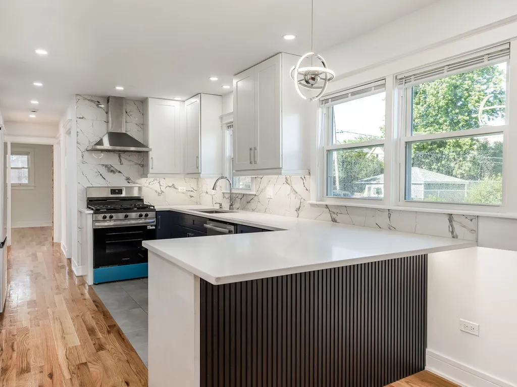 235 West 43rd Street Chicago IL 60609