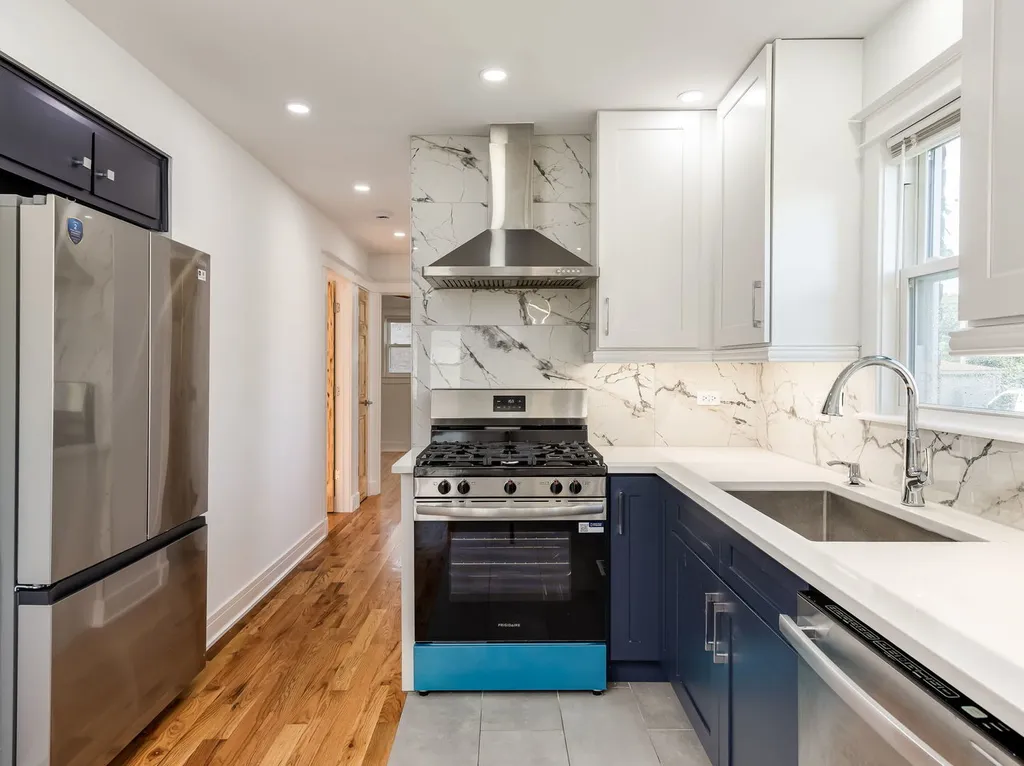 235 West 43rd Street Chicago IL 60609