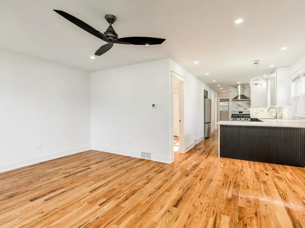 235 West 43rd Street Chicago IL 60609