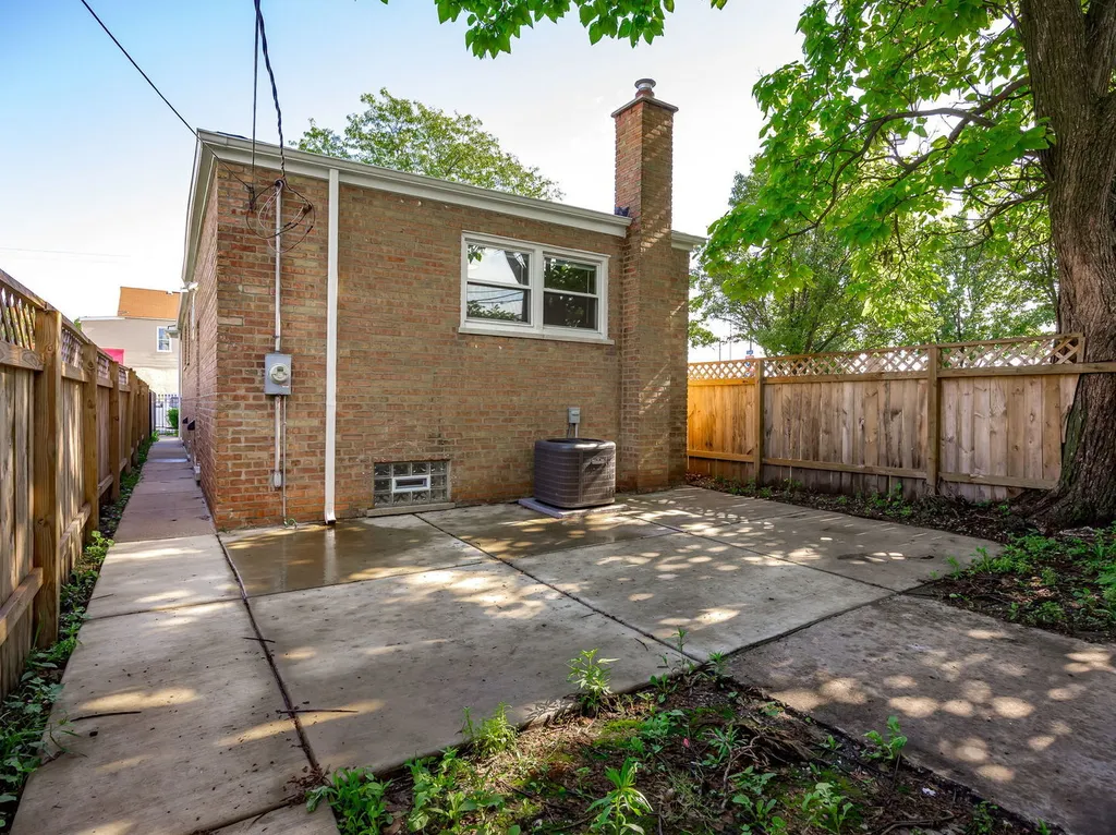 235 West 43rd Street Chicago IL 60609