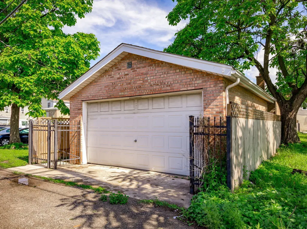 235 West 43rd Street Chicago IL 60609