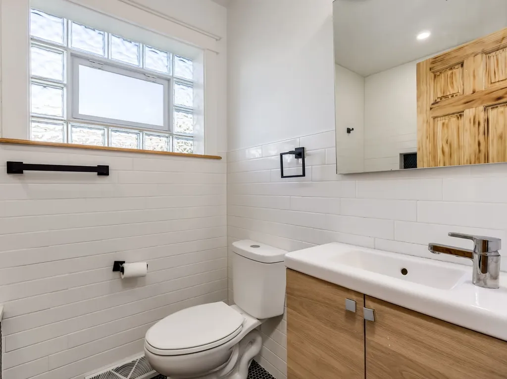235 West 43rd Street Chicago IL 60609