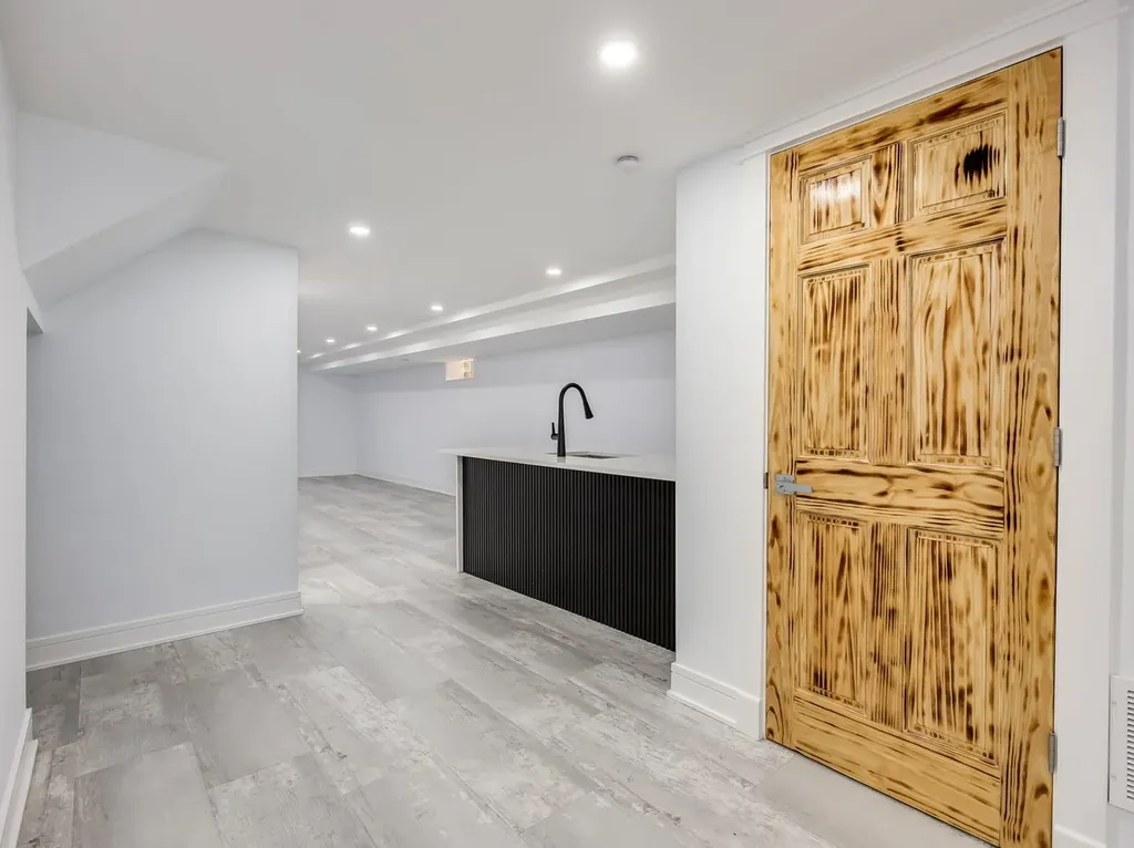235 West 43rd Street Chicago IL 60609