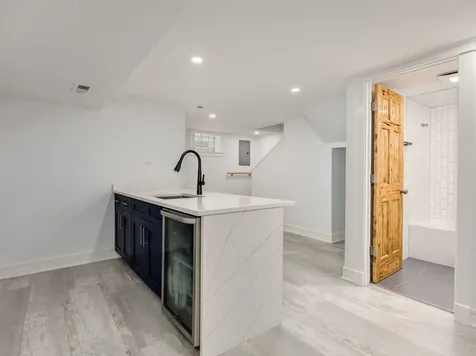235 West 43rd Street Chicago IL 60609