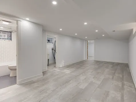 235 West 43rd Street Chicago IL 60609