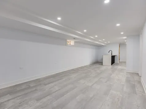 235 West 43rd Street Chicago IL 60609