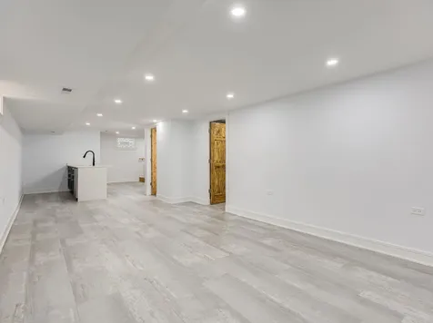 235 West 43rd Street Chicago IL 60609