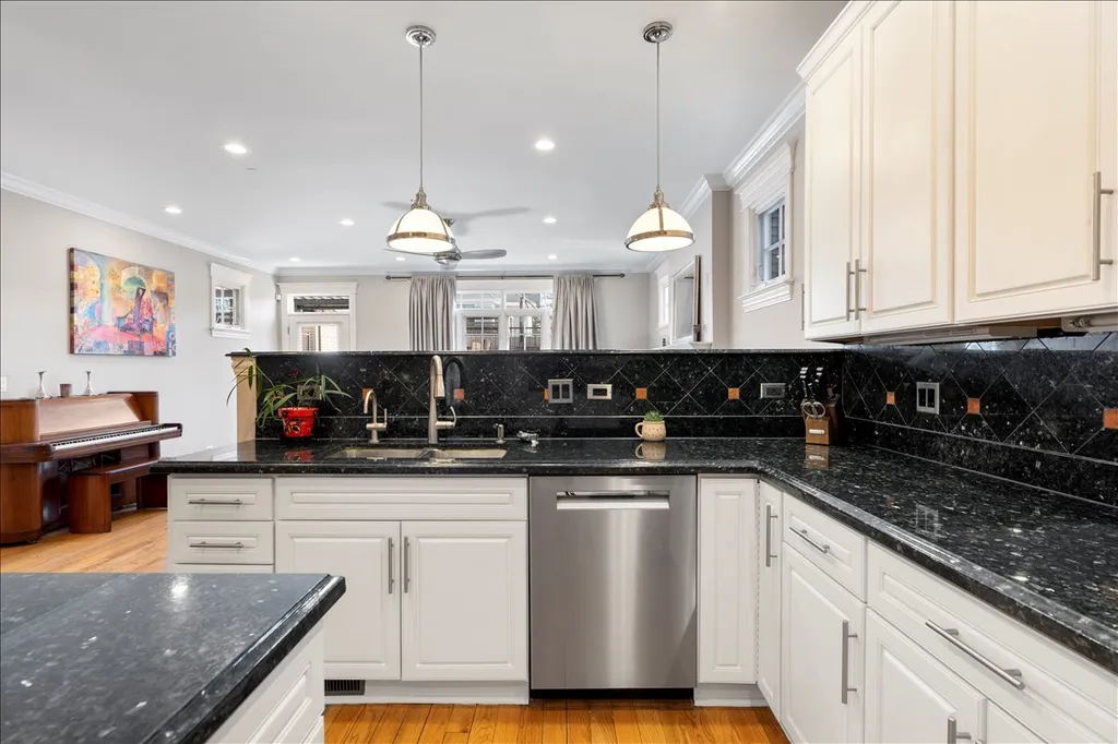 1925 West Berenice Avenue Chicago IL 60613