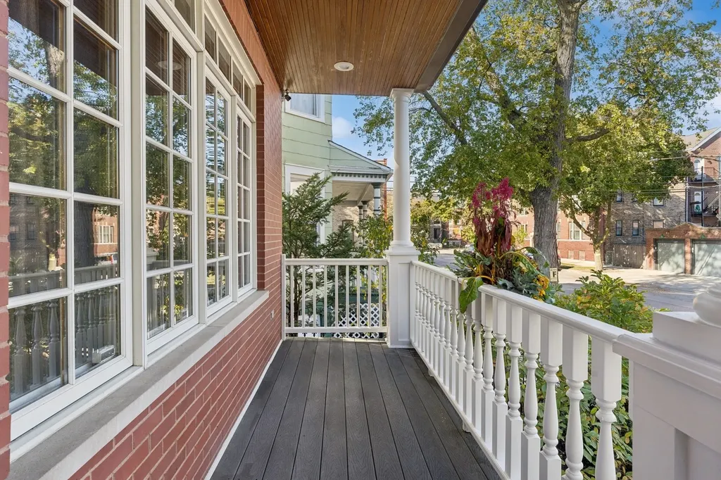 1925 West Berenice Avenue Chicago IL 60613
