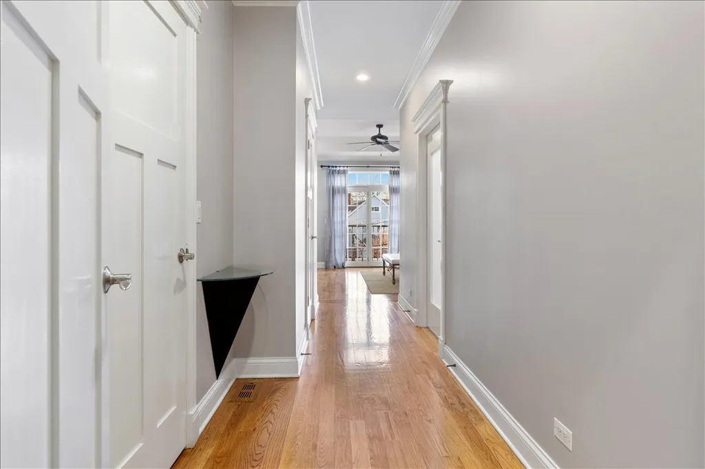 1925 West Berenice Avenue Chicago IL 60613
