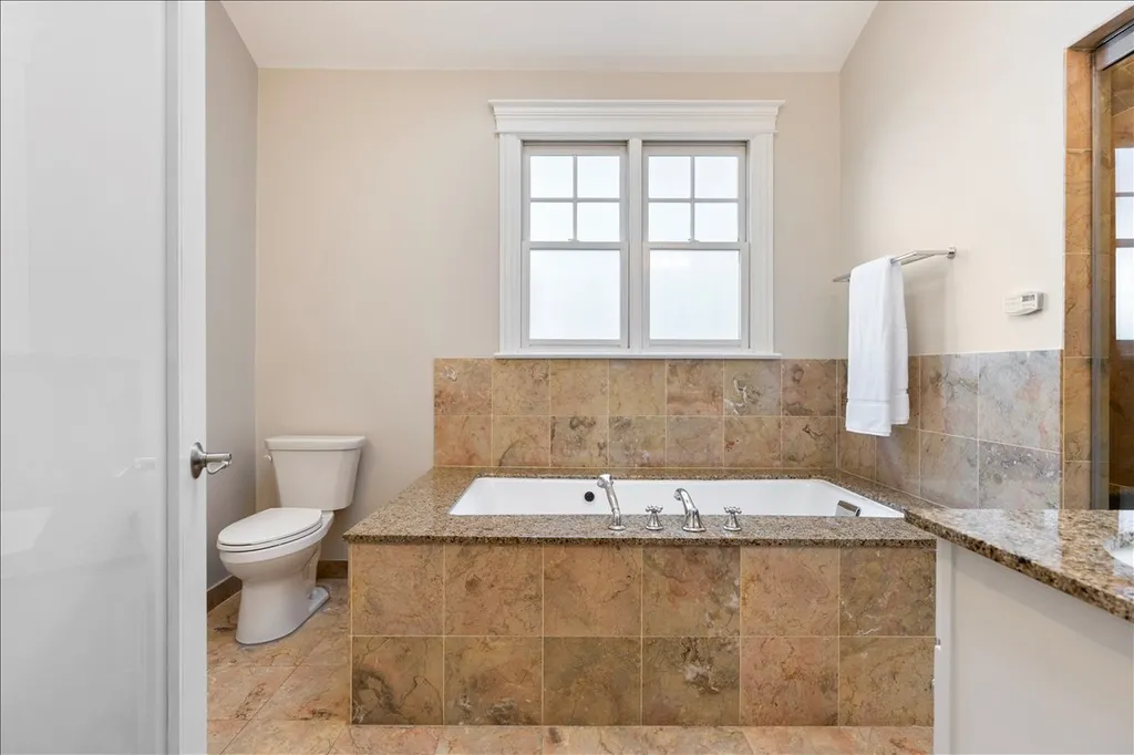 1925 West Berenice Avenue Chicago IL 60613