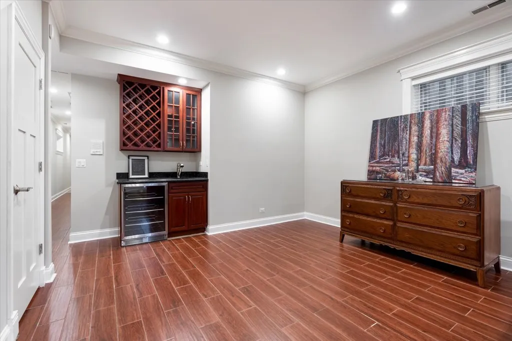 1925 West Berenice Avenue Chicago IL 60613