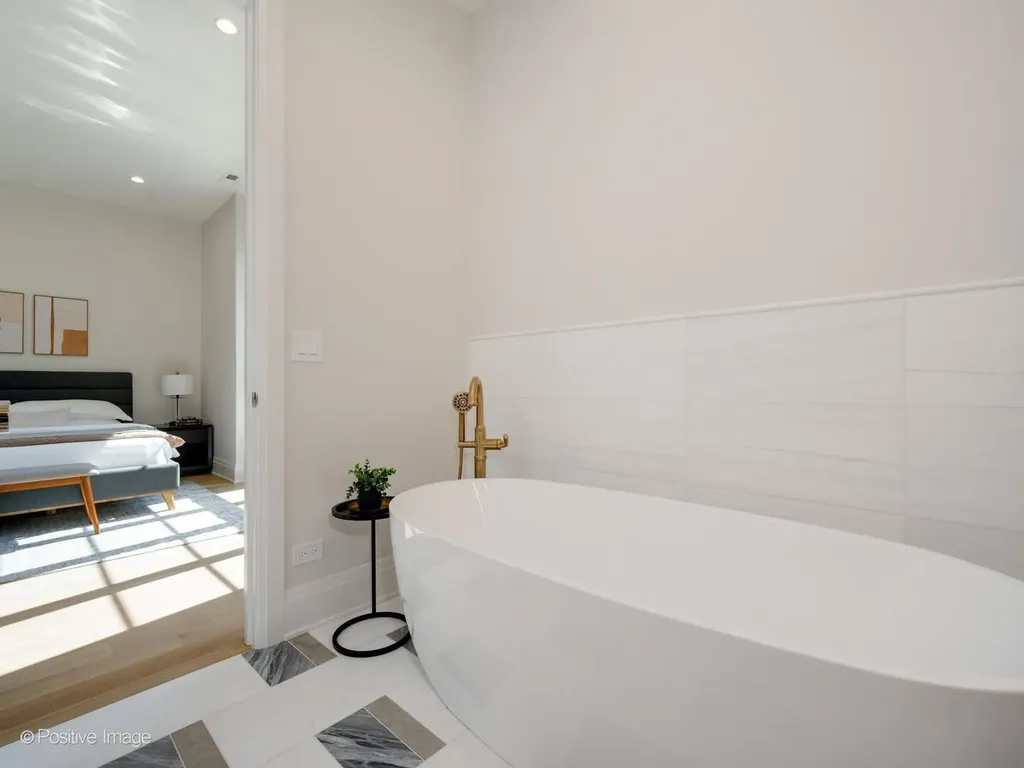 3923 North Janssen Avenue Chicago IL 60613