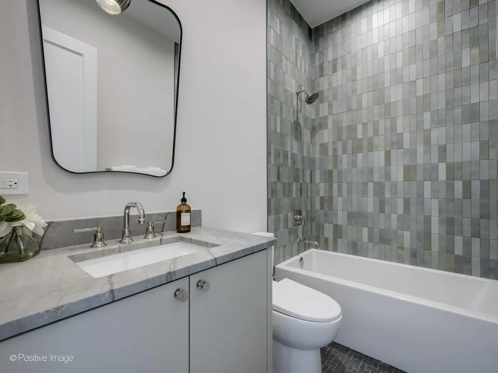 3923 North Janssen Avenue Chicago IL 60613