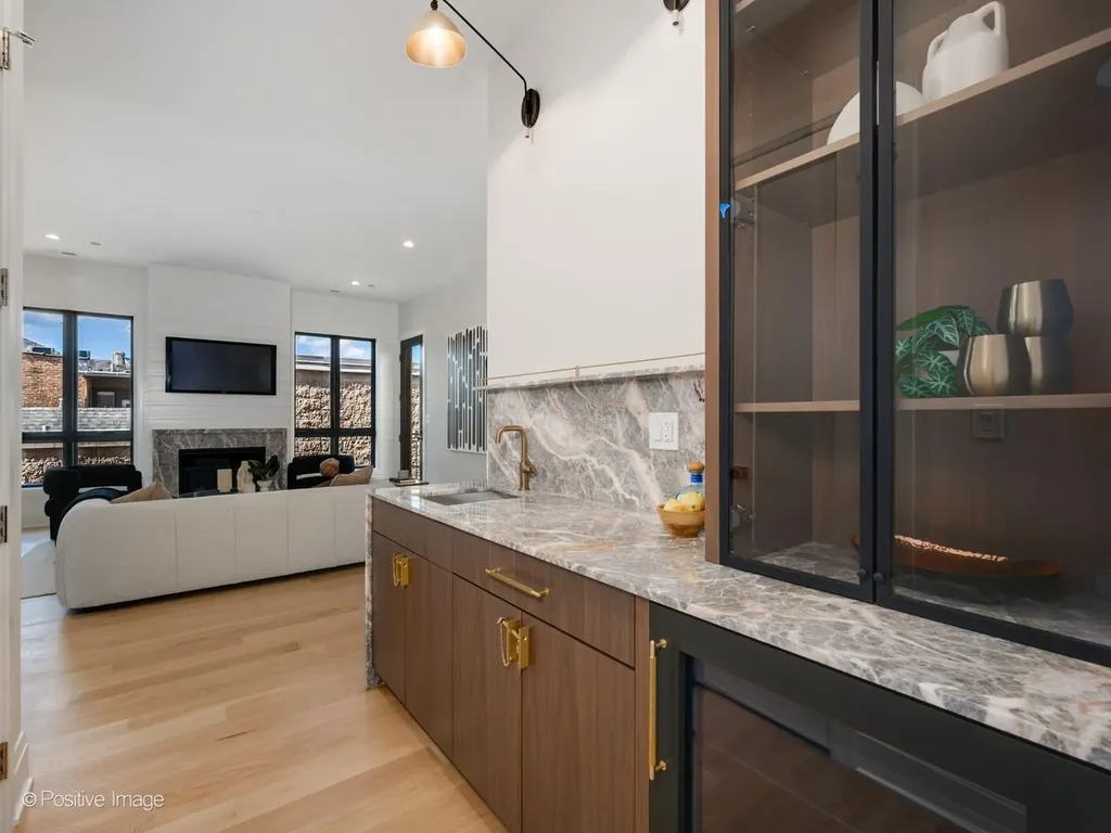 3923 North Janssen Avenue Chicago IL 60613