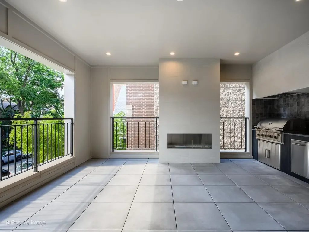 3923 North Janssen Avenue Chicago IL 60613