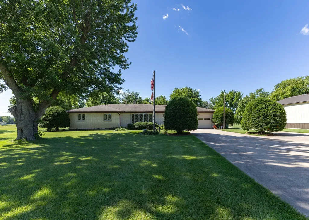 17028 Hubbard Road East Moline IL 61244