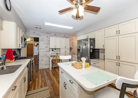 17028 Hubbard Road East Moline IL 61244