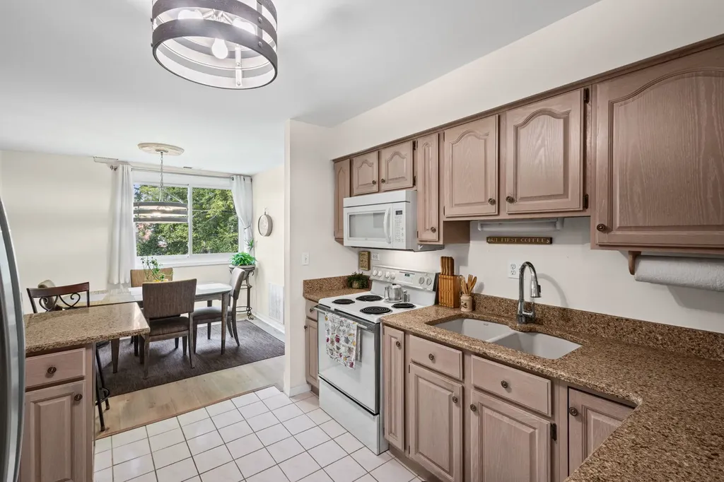440 Raintree Court Glen Ellyn IL 60137